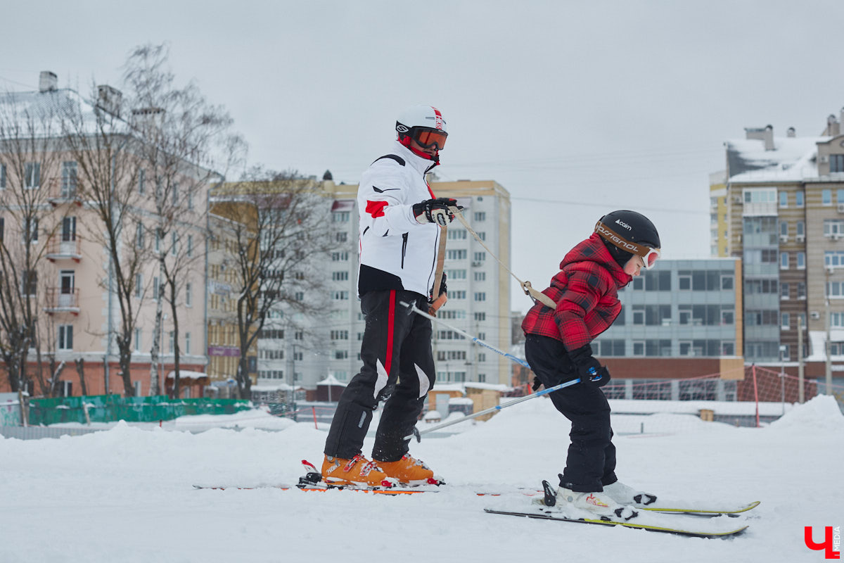 О да, владимирцы этого ждали: горнолыжный комплекс в туристическом сердце города открылся и готов впечатлять любителей активного отдыха. На Студёной горе объединили аж четыре зимних удовольствия: катание на коньках, «ватрушках», лыжах и сноуборде. Обозреваем новую локацию и осваиваем сноуборд под руководством ведущего Егора Корсакова!