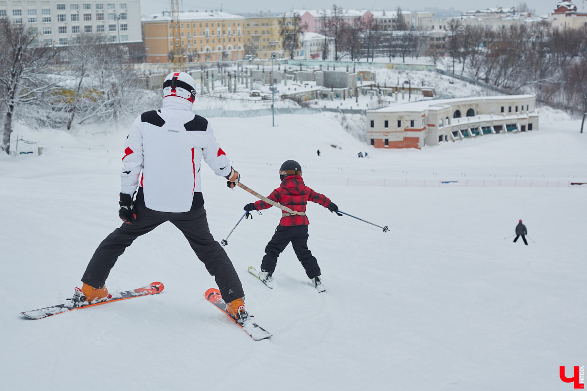О да, владимирцы этого ждали: горнолыжный комплекс в туристическом сердце города открылся и готов впечатлять любителей активного отдыха. На Студёной горе объединили аж четыре зимних удовольствия: катание на коньках, «ватрушках», лыжах и сноуборде. Обозреваем новую локацию и осваиваем сноуборд под руководством ведущего Егора Корсакова!