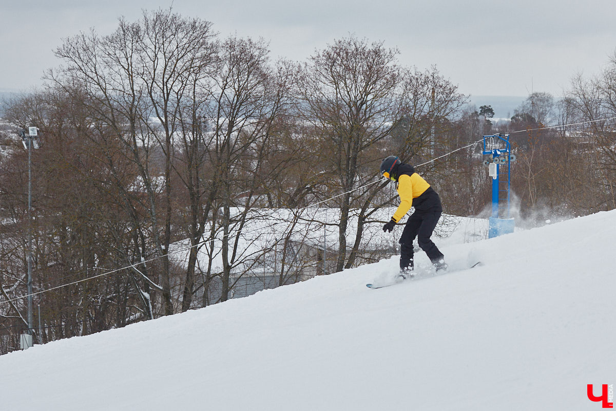 О да, владимирцы этого ждали: горнолыжный комплекс в туристическом сердце города открылся и готов впечатлять любителей активного отдыха. На Студёной горе объединили аж четыре зимних удовольствия: катание на коньках, «ватрушках», лыжах и сноуборде. Обозреваем новую локацию и осваиваем сноуборд под руководством ведущего Егора Корсакова!