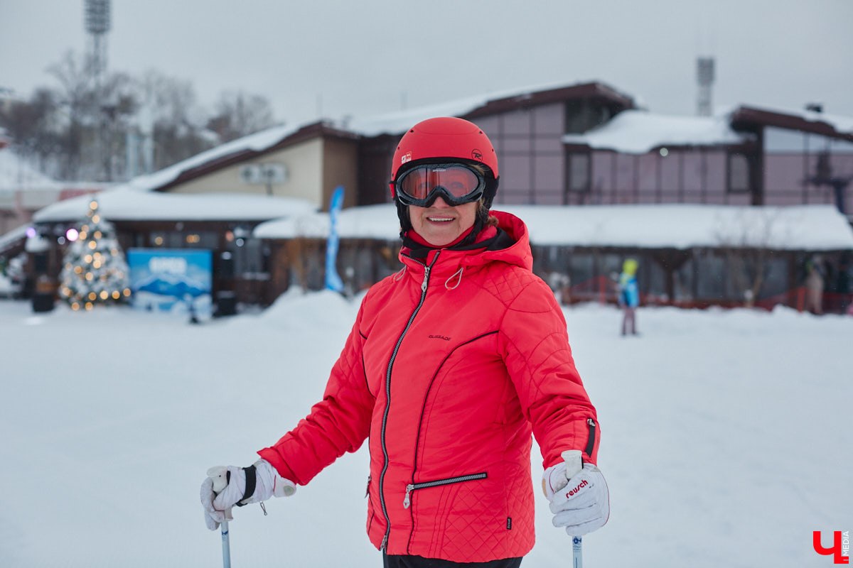 О да, владимирцы этого ждали: горнолыжный комплекс в туристическом сердце города открылся и готов впечатлять любителей активного отдыха. На Студёной горе объединили аж четыре зимних удовольствия: катание на коньках, «ватрушках», лыжах и сноуборде. Обозреваем новую локацию и осваиваем сноуборд под руководством ведущего Егора Корсакова!