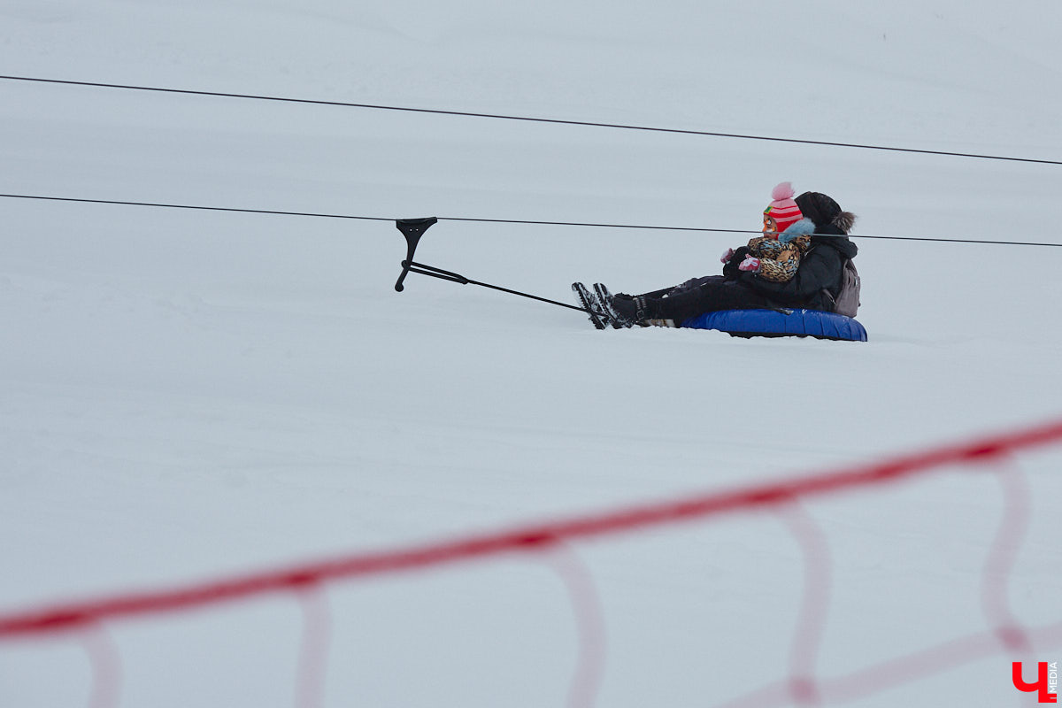 О да, владимирцы этого ждали: горнолыжный комплекс в туристическом сердце города открылся и готов впечатлять любителей активного отдыха. На Студёной горе объединили аж четыре зимних удовольствия: катание на коньках, «ватрушках», лыжах и сноуборде. Обозреваем новую локацию и осваиваем сноуборд под руководством ведущего Егора Корсакова!