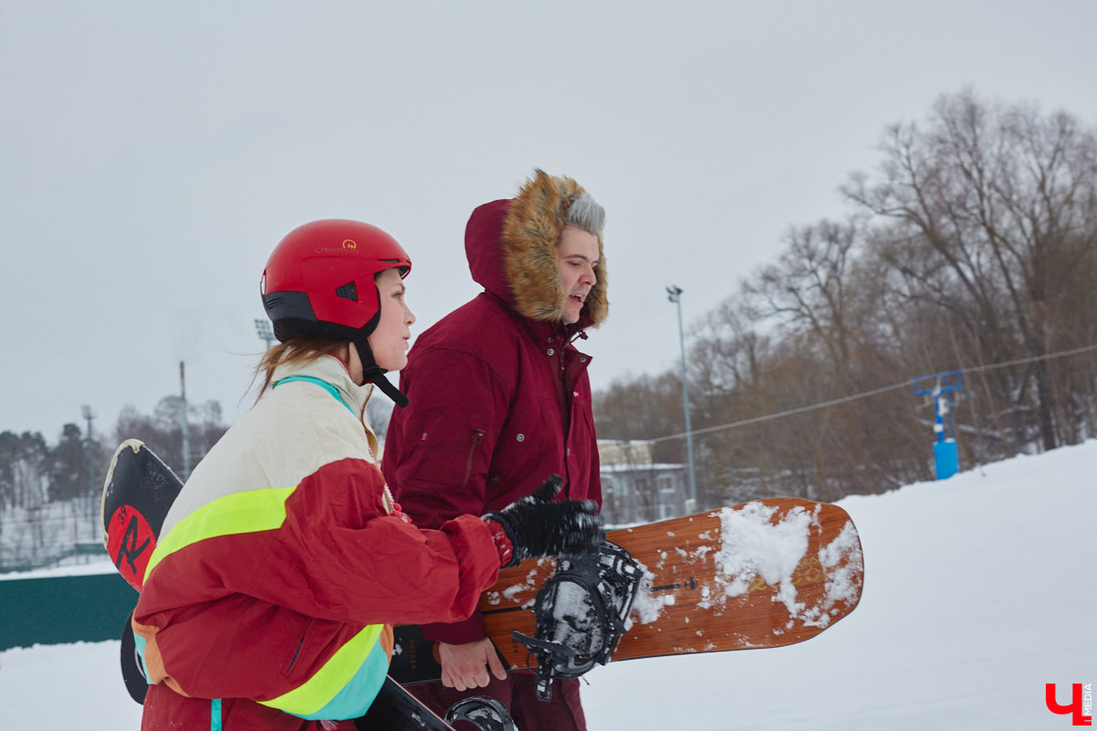 О да, владимирцы этого ждали: горнолыжный комплекс в туристическом сердце города открылся и готов впечатлять любителей активного отдыха. На Студёной горе объединили аж четыре зимних удовольствия: катание на коньках, «ватрушках», лыжах и сноуборде. Обозреваем новую локацию и осваиваем сноуборд под руководством ведущего Егора Корсакова!