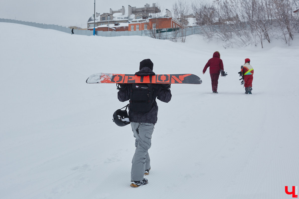 О да, владимирцы этого ждали: горнолыжный комплекс в туристическом сердце города открылся и готов впечатлять любителей активного отдыха. На Студёной горе объединили аж четыре зимних удовольствия: катание на коньках, «ватрушках», лыжах и сноуборде. Обозреваем новую локацию и осваиваем сноуборд под руководством ведущего Егора Корсакова!