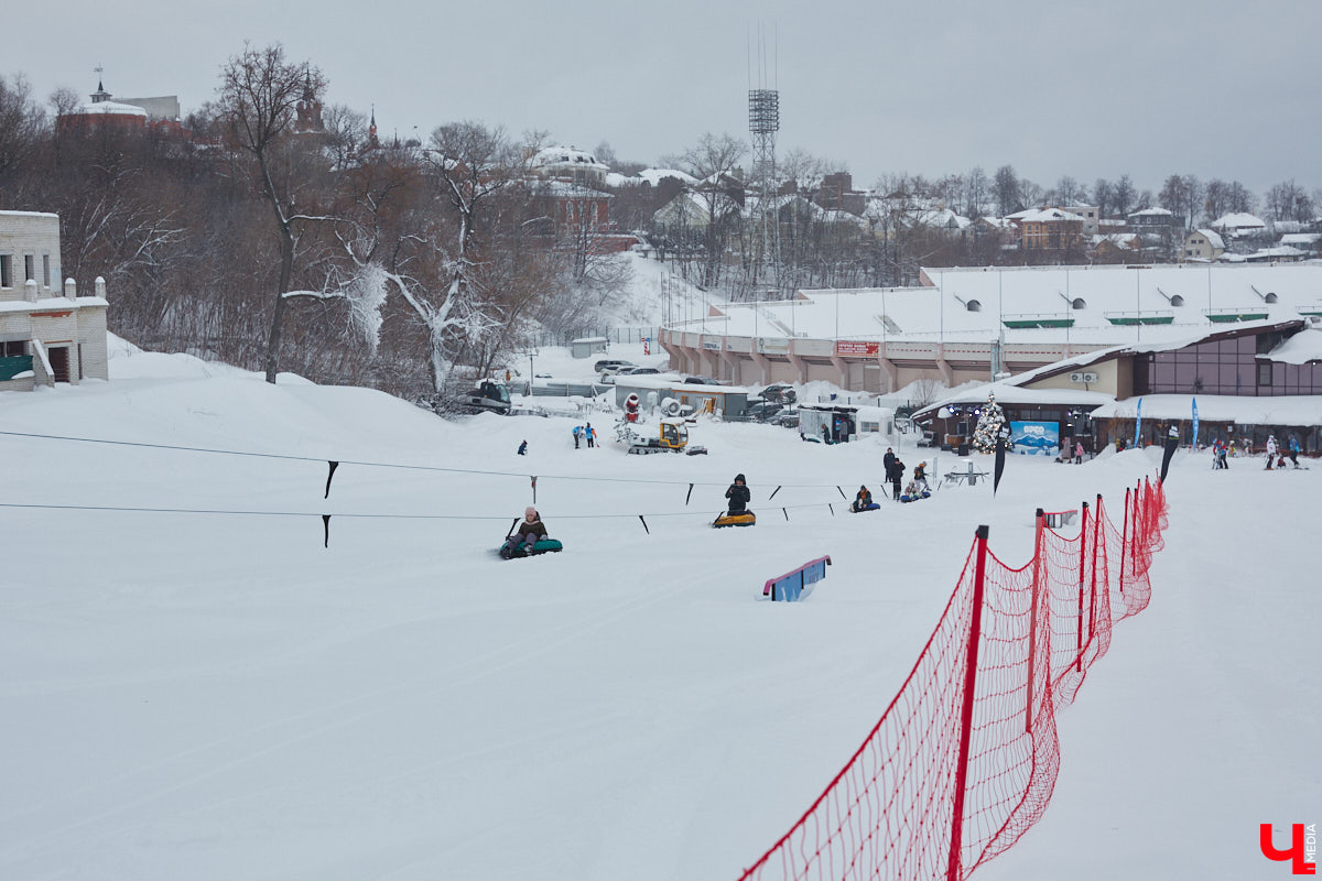 О да, владимирцы этого ждали: горнолыжный комплекс в туристическом сердце города открылся и готов впечатлять любителей активного отдыха. На Студёной горе объединили аж четыре зимних удовольствия: катание на коньках, «ватрушках», лыжах и сноуборде. Обозреваем новую локацию и осваиваем сноуборд под руководством ведущего Егора Корсакова!