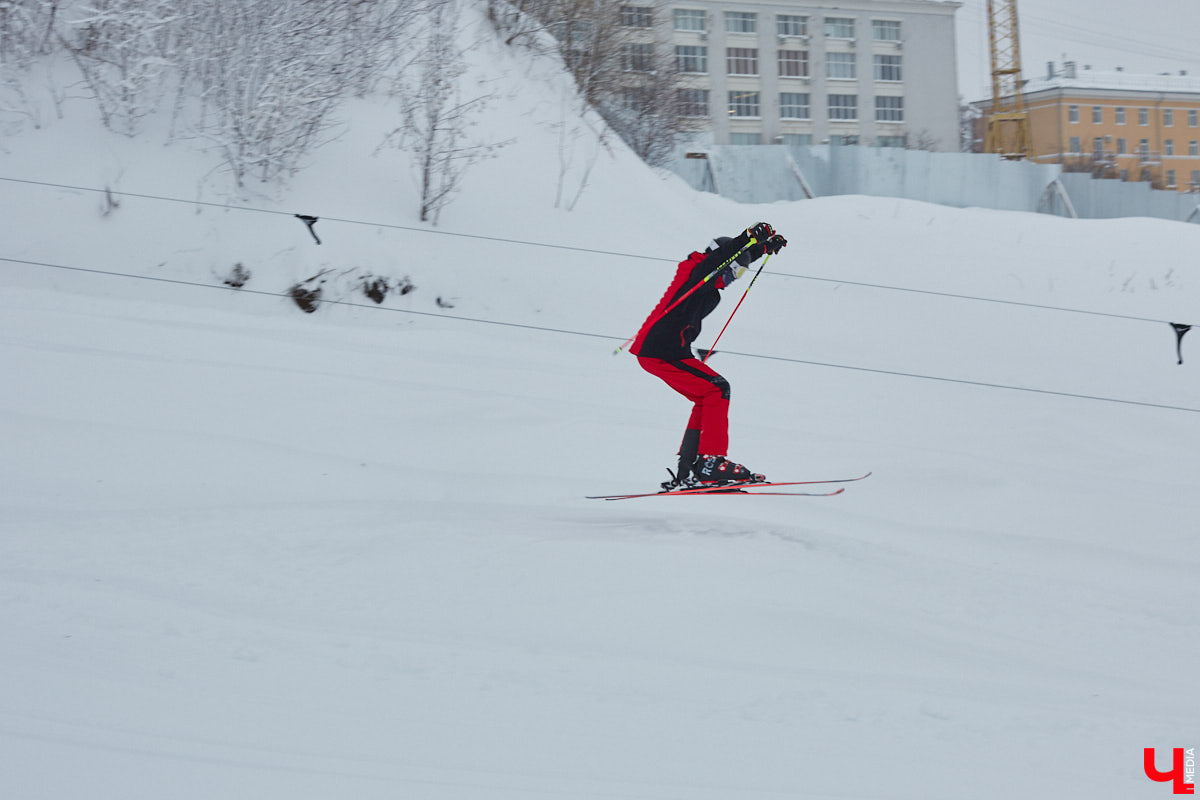 О да, владимирцы этого ждали: горнолыжный комплекс в туристическом сердце города открылся и готов впечатлять любителей активного отдыха. На Студёной горе объединили аж четыре зимних удовольствия: катание на коньках, «ватрушках», лыжах и сноуборде. Обозреваем новую локацию и осваиваем сноуборд под руководством ведущего Егора Корсакова!