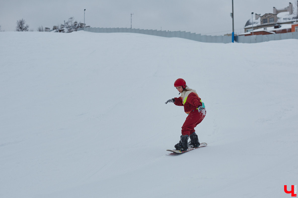О да, владимирцы этого ждали: горнолыжный комплекс в туристическом сердце города открылся и готов впечатлять любителей активного отдыха. На Студёной горе объединили аж четыре зимних удовольствия: катание на коньках, «ватрушках», лыжах и сноуборде. Обозреваем новую локацию и осваиваем сноуборд под руководством ведущего Егора Корсакова!