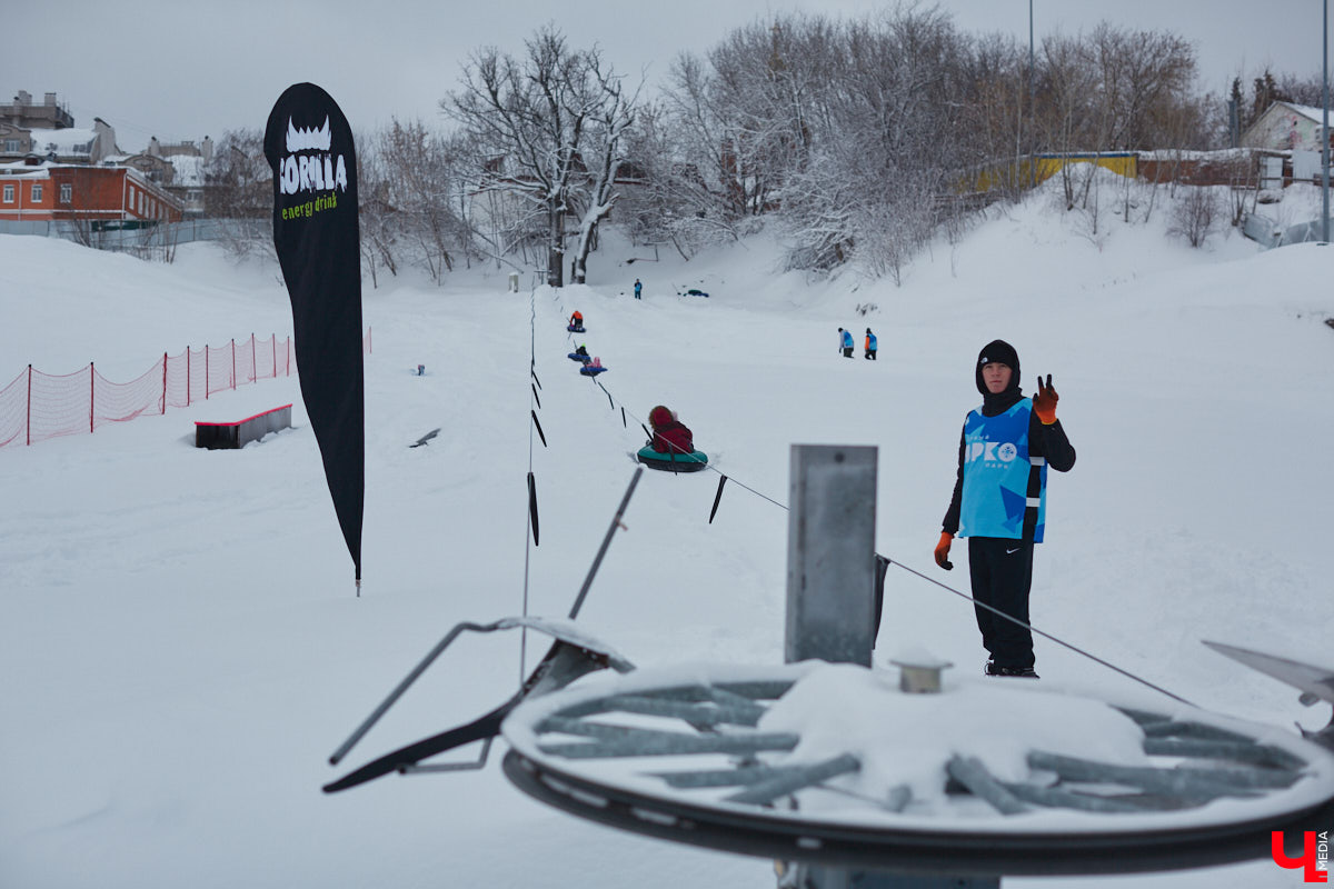 О да, владимирцы этого ждали: горнолыжный комплекс в туристическом сердце города открылся и готов впечатлять любителей активного отдыха. На Студёной горе объединили аж четыре зимних удовольствия: катание на коньках, «ватрушках», лыжах и сноуборде. Обозреваем новую локацию и осваиваем сноуборд под руководством ведущего Егора Корсакова!