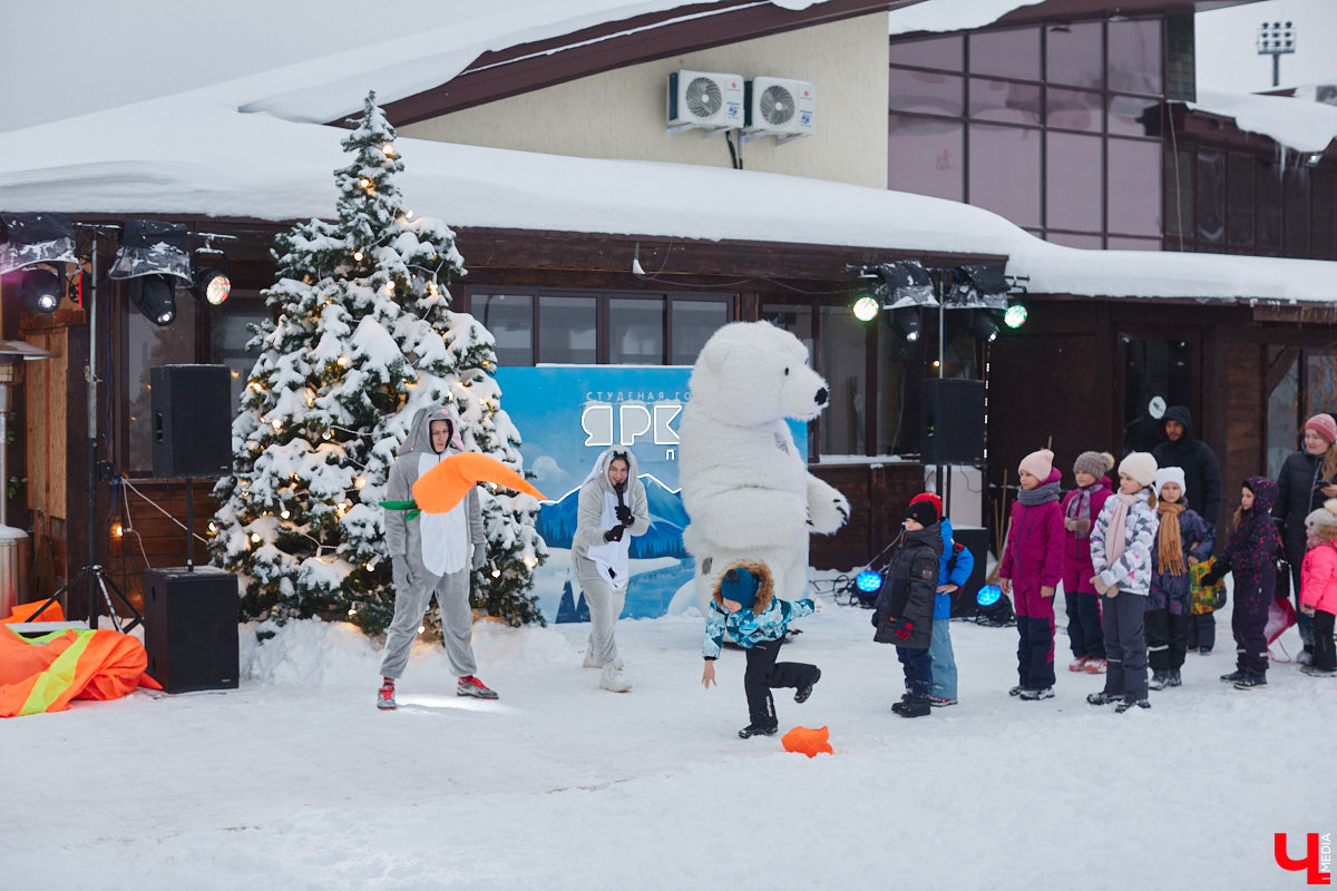 О да, владимирцы этого ждали: горнолыжный комплекс в туристическом сердце города открылся и готов впечатлять любителей активного отдыха. На Студёной горе объединили аж четыре зимних удовольствия: катание на коньках, «ватрушках», лыжах и сноуборде. Обозреваем новую локацию и осваиваем сноуборд под руководством ведущего Егора Корсакова!