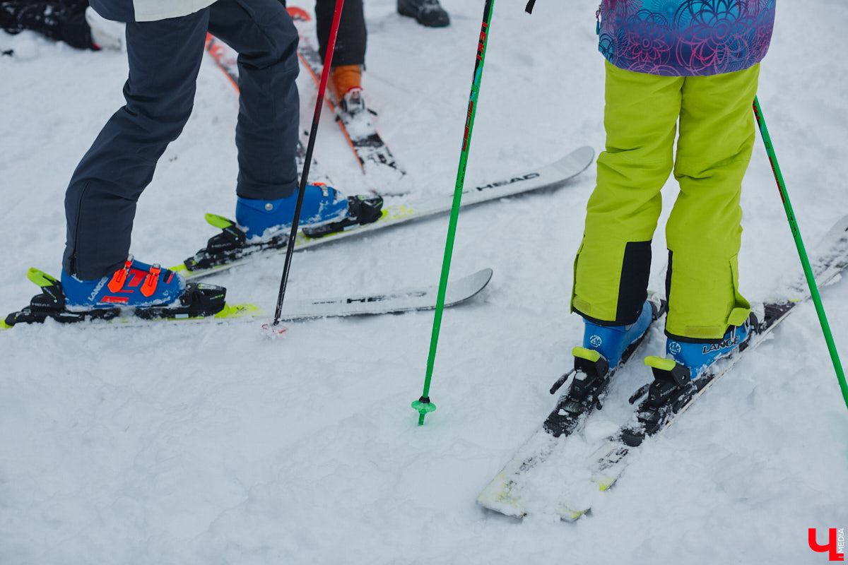 О да, владимирцы этого ждали: горнолыжный комплекс в туристическом сердце города открылся и готов впечатлять любителей активного отдыха. На Студёной горе объединили аж четыре зимних удовольствия: катание на коньках, «ватрушках», лыжах и сноуборде. Обозреваем новую локацию и осваиваем сноуборд под руководством ведущего Егора Корсакова!