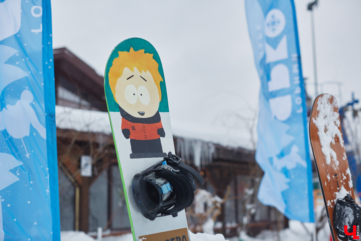 О да, владимирцы этого ждали: горнолыжный комплекс в туристическом сердце города открылся и готов впечатлять любителей активного отдыха. На Студёной горе объединили аж четыре зимних удовольствия: катание на коньках, «ватрушках», лыжах и сноуборде. Обозреваем новую локацию и осваиваем сноуборд под руководством ведущего Егора Корсакова!