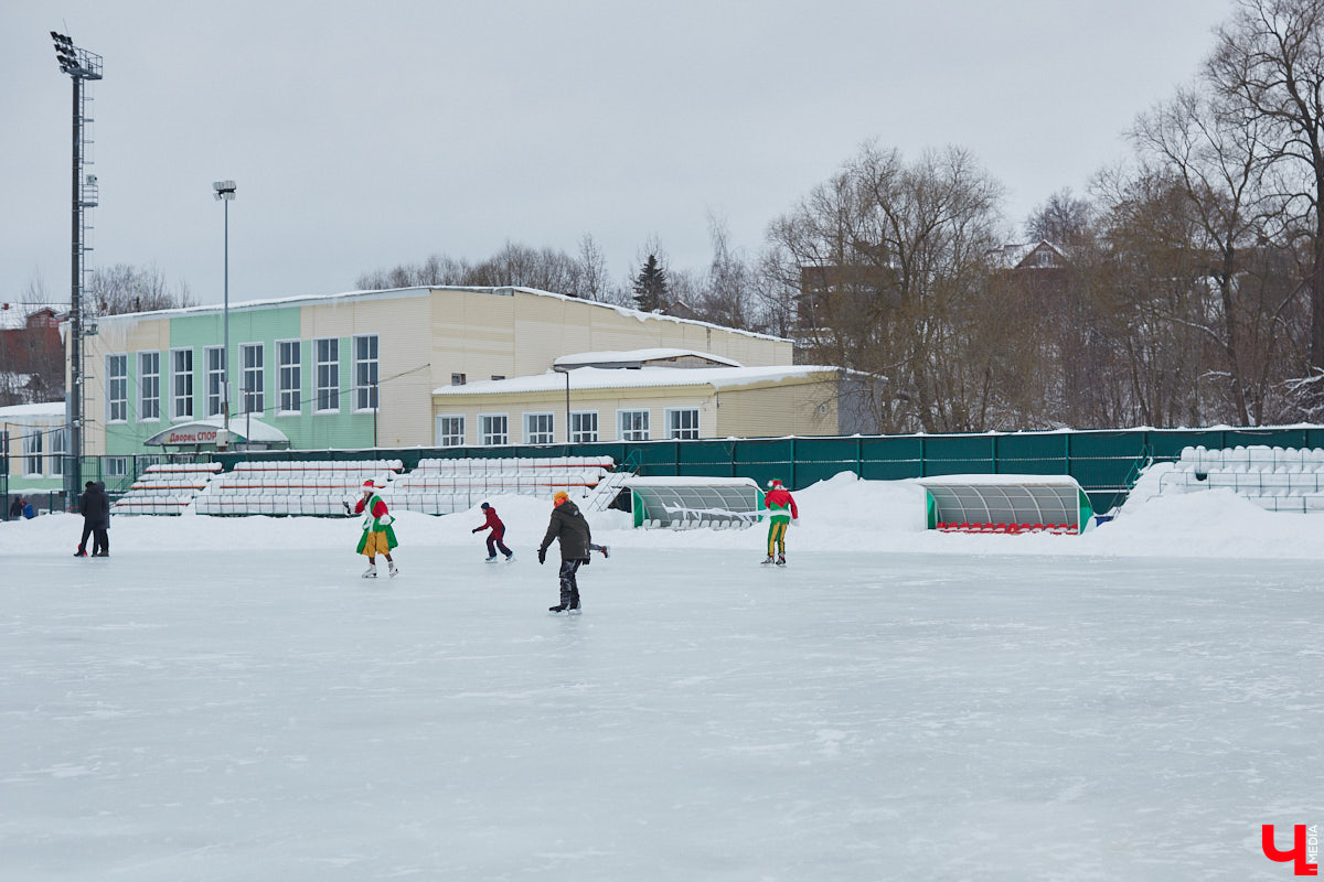 О да, владимирцы этого ждали: горнолыжный комплекс в туристическом сердце города открылся и готов впечатлять любителей активного отдыха. На Студёной горе объединили аж четыре зимних удовольствия: катание на коньках, «ватрушках», лыжах и сноуборде. Обозреваем новую локацию и осваиваем сноуборд под руководством ведущего Егора Корсакова!