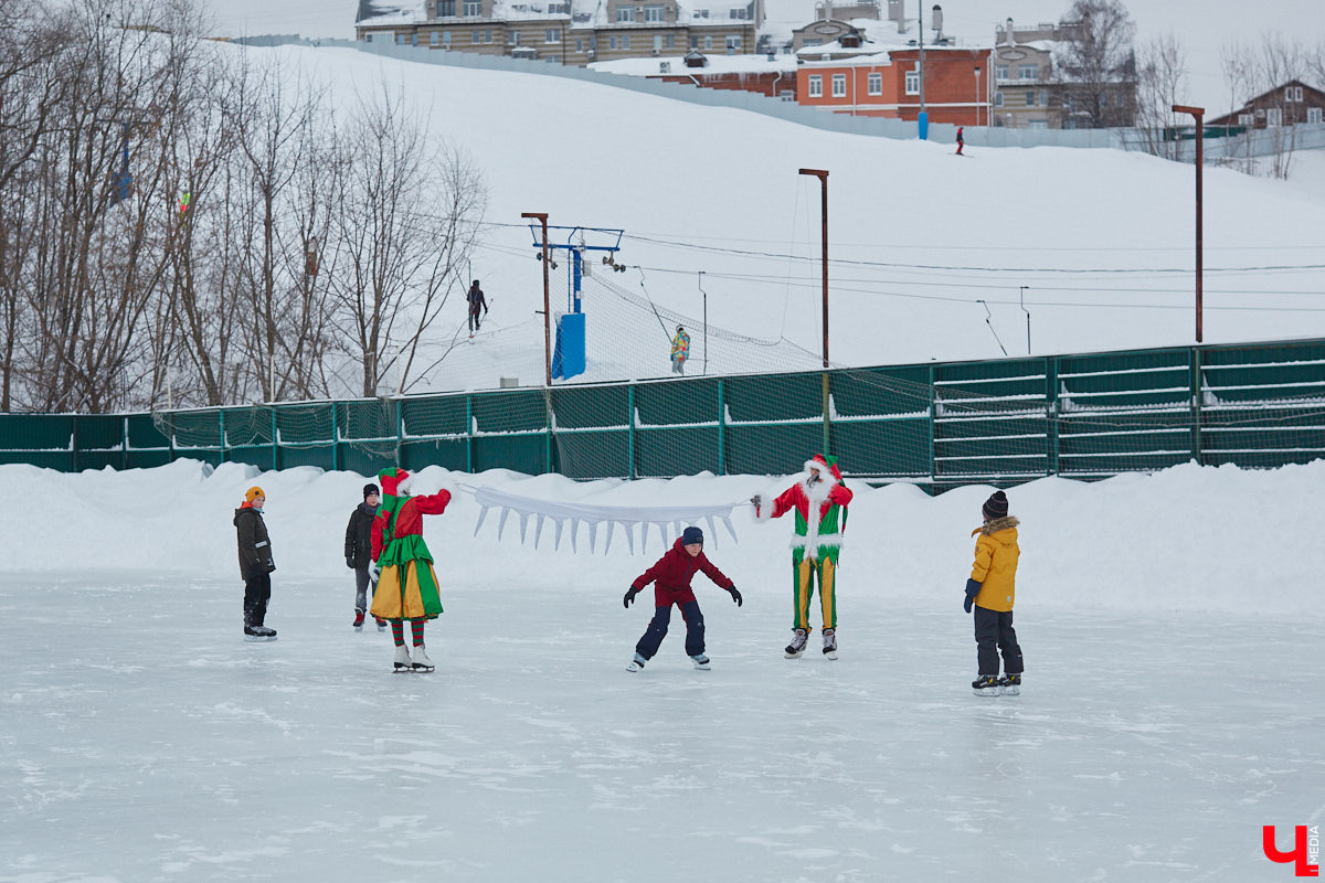 О да, владимирцы этого ждали: горнолыжный комплекс в туристическом сердце города открылся и готов впечатлять любителей активного отдыха. На Студёной горе объединили аж четыре зимних удовольствия: катание на коньках, «ватрушках», лыжах и сноуборде. Обозреваем новую локацию и осваиваем сноуборд под руководством ведущего Егора Корсакова!