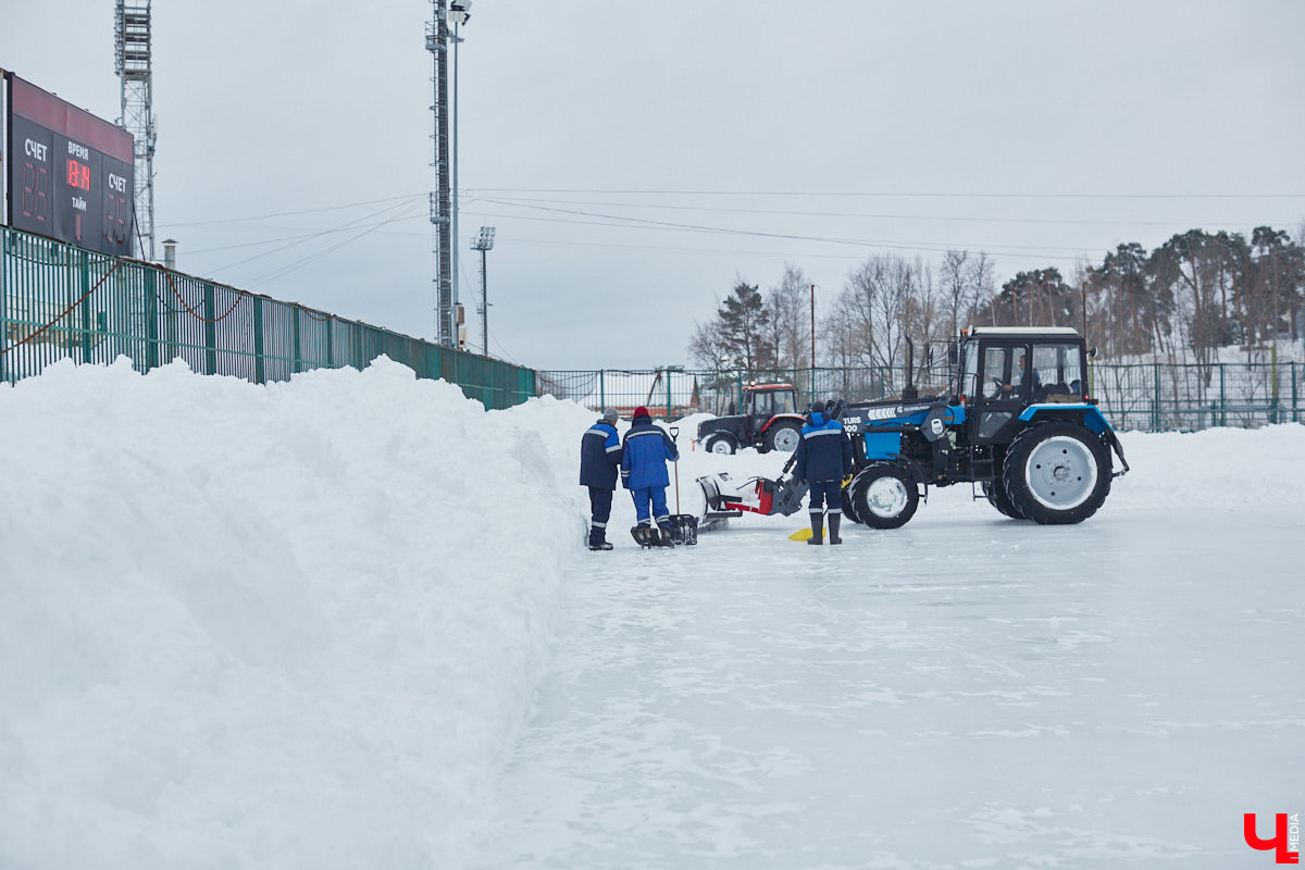 О да, владимирцы этого ждали: горнолыжный комплекс в туристическом сердце города открылся и готов впечатлять любителей активного отдыха. На Студёной горе объединили аж четыре зимних удовольствия: катание на коньках, «ватрушках», лыжах и сноуборде. Обозреваем новую локацию и осваиваем сноуборд под руководством ведущего Егора Корсакова!
