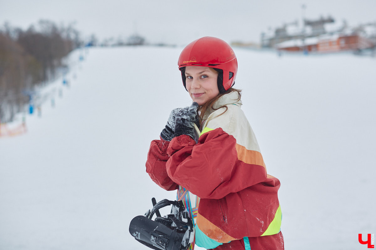 О да, владимирцы этого ждали: горнолыжный комплекс в туристическом сердце города открылся и готов впечатлять любителей активного отдыха. На Студёной горе объединили аж четыре зимних удовольствия: катание на коньках, «ватрушках», лыжах и сноуборде. Обозреваем новую локацию и осваиваем сноуборд под руководством ведущего Егора Корсакова!