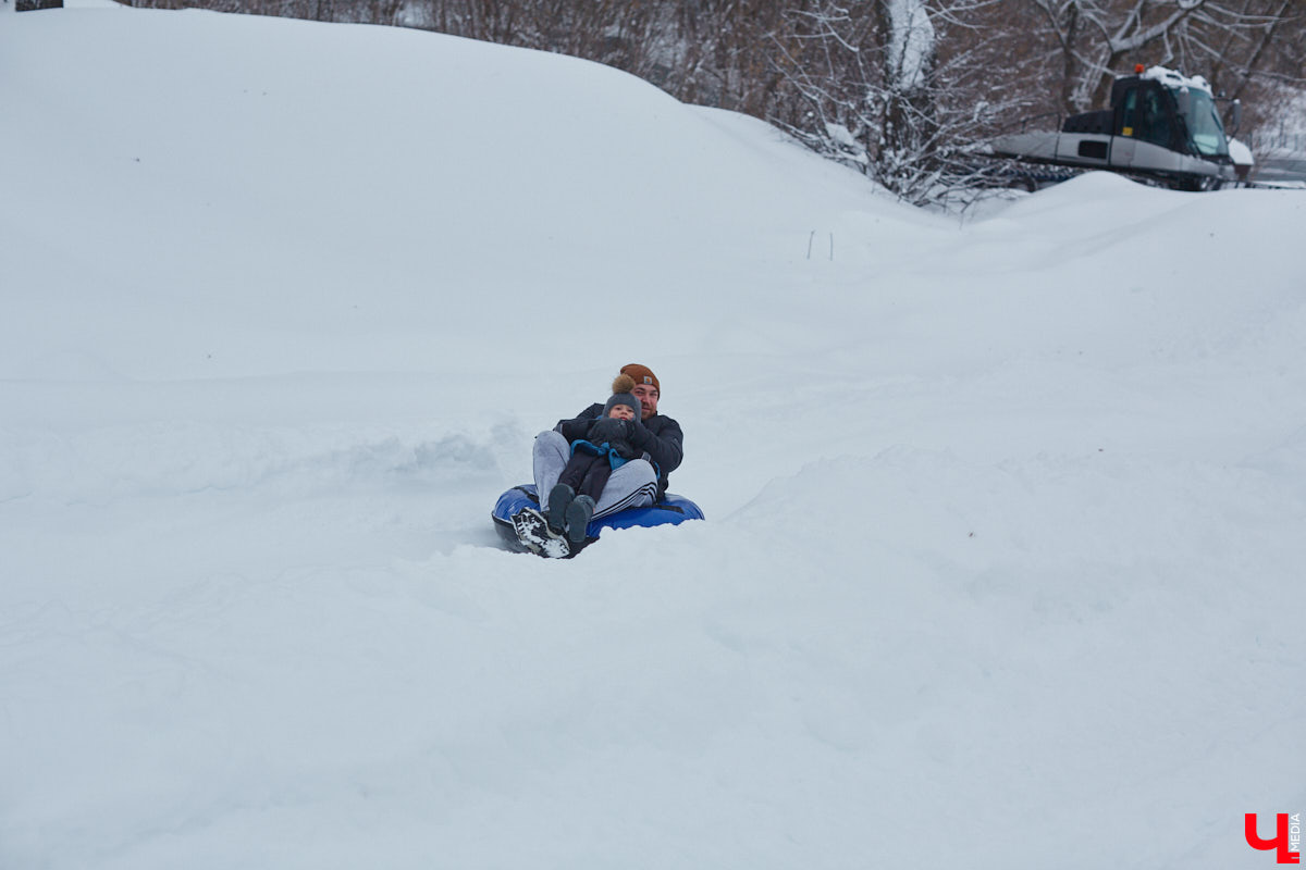 О да, владимирцы этого ждали: горнолыжный комплекс в туристическом сердце города открылся и готов впечатлять любителей активного отдыха. На Студёной горе объединили аж четыре зимних удовольствия: катание на коньках, «ватрушках», лыжах и сноуборде. Обозреваем новую локацию и осваиваем сноуборд под руководством ведущего Егора Корсакова!
