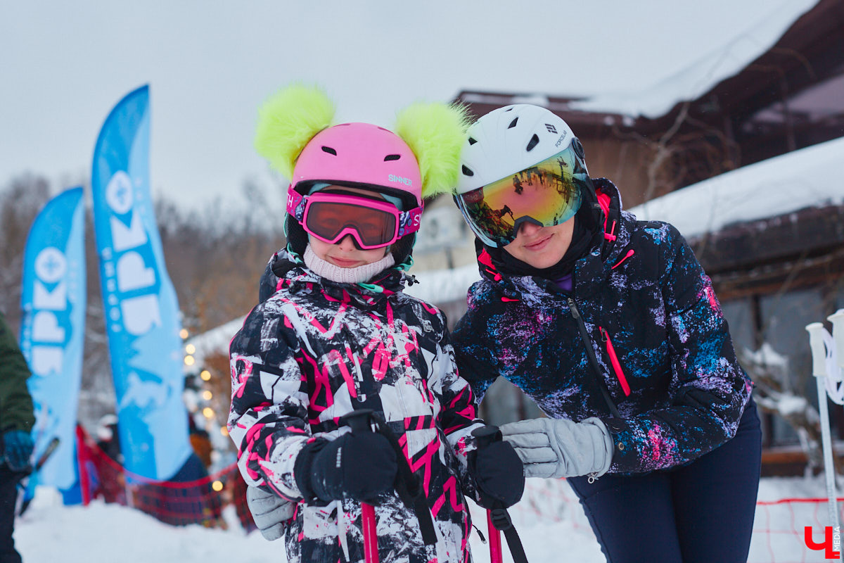 О да, владимирцы этого ждали: горнолыжный комплекс в туристическом сердце города открылся и готов впечатлять любителей активного отдыха. На Студёной горе объединили аж четыре зимних удовольствия: катание на коньках, «ватрушках», лыжах и сноуборде. Обозреваем новую локацию и осваиваем сноуборд под руководством ведущего Егора Корсакова!