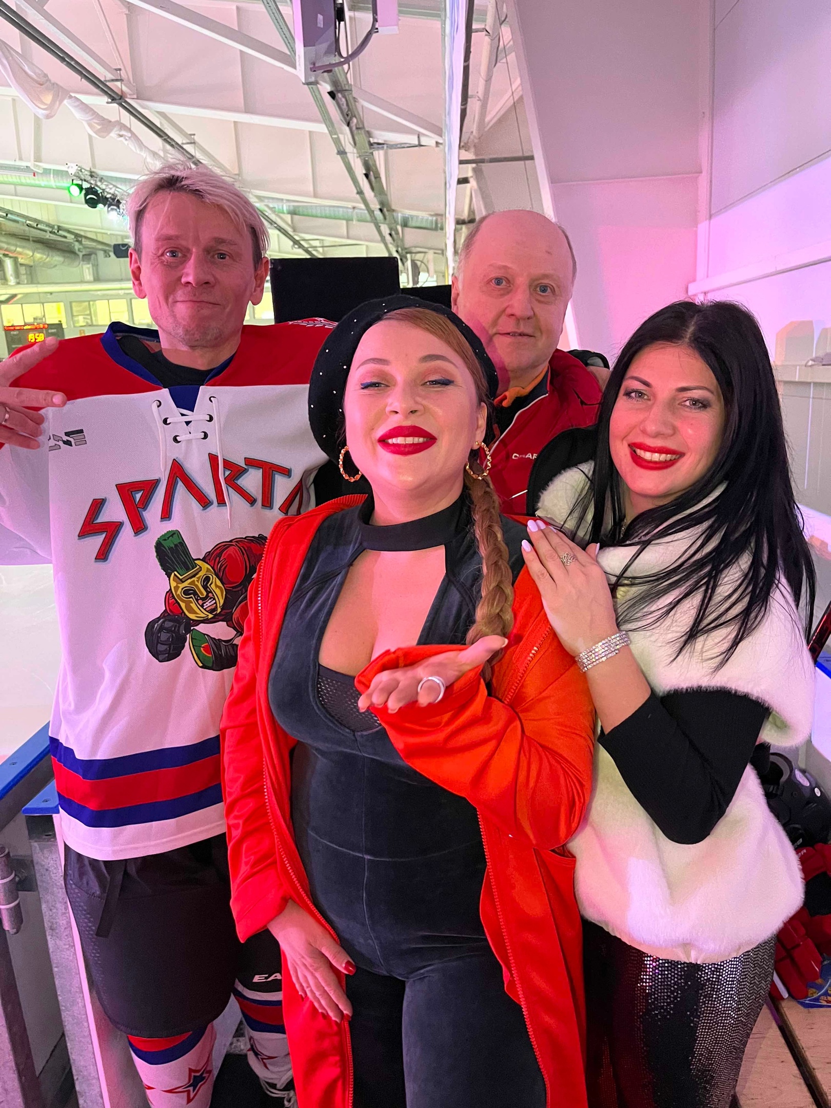 Известные спортсмены, музыканты, актёры театра и кино из ХК «Спарта» вышли на лёд против сборной Федерации хоккея области «Владимирские парни». Трибуны были забиты под завязку! Об этом запоминающемся соревновании нам рассказала вокалистка и участница проекта «Спарта» Юлия Кочеткова.