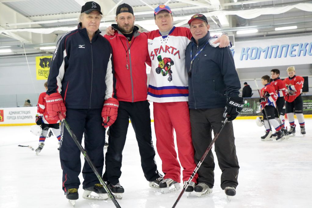 Известные спортсмены, музыканты, актёры театра и кино из ХК «Спарта» вышли на лёд против сборной Федерации хоккея области «Владимирские парни». Трибуны были забиты под завязку! Об этом запоминающемся соревновании нам рассказала вокалистка и участница проекта «Спарта» Юлия Кочеткова.