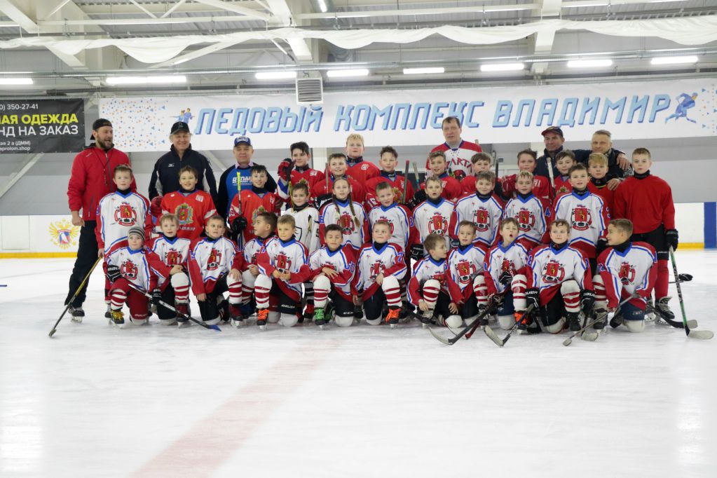 Известные спортсмены, музыканты, актёры театра и кино из ХК «Спарта» вышли на лёд против сборной Федерации хоккея области «Владимирские парни». Трибуны были забиты под завязку! Об этом запоминающемся соревновании нам рассказала вокалистка и участница проекта «Спарта» Юлия Кочеткова.