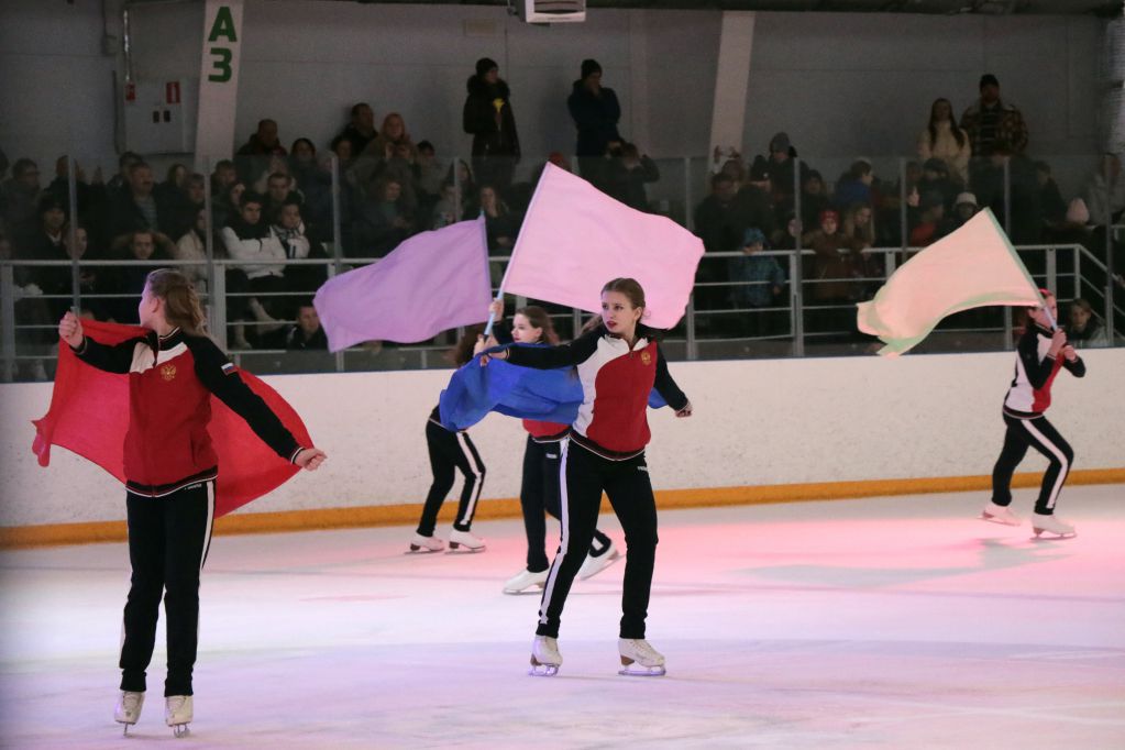 Известные спортсмены, музыканты, актёры театра и кино из ХК «Спарта» вышли на лёд против сборной Федерации хоккея области «Владимирские парни». Трибуны были забиты под завязку! Об этом запоминающемся соревновании нам рассказала вокалистка и участница проекта «Спарта» Юлия Кочеткова.