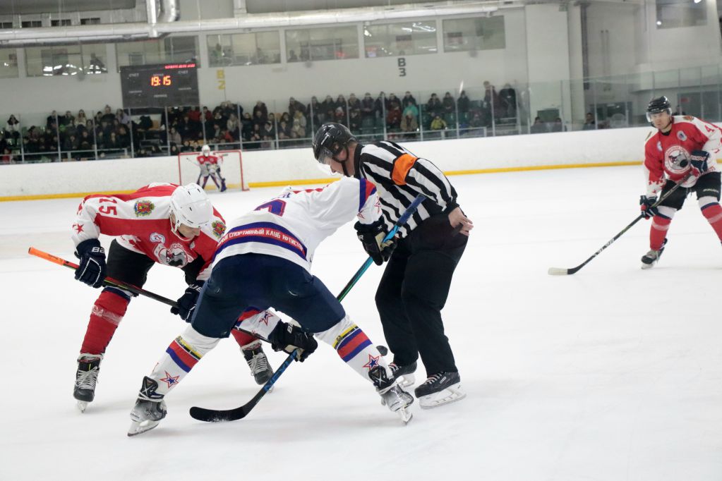 Известные спортсмены, музыканты, актёры театра и кино из ХК «Спарта» вышли на лёд против сборной Федерации хоккея области «Владимирские парни». Трибуны были забиты под завязку! Об этом запоминающемся соревновании нам рассказала вокалистка и участница проекта «Спарта» Юлия Кочеткова.