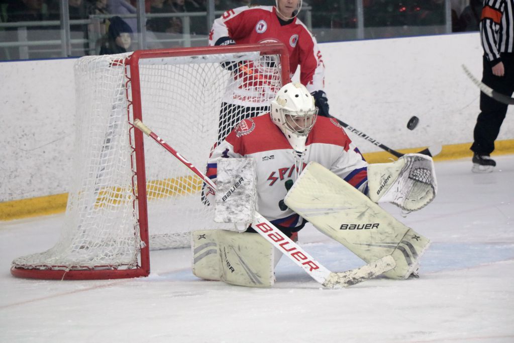 Известные спортсмены, музыканты, актёры театра и кино из ХК «Спарта» вышли на лёд против сборной Федерации хоккея области «Владимирские парни». Трибуны были забиты под завязку! Об этом запоминающемся соревновании нам рассказала вокалистка и участница проекта «Спарта» Юлия Кочеткова.