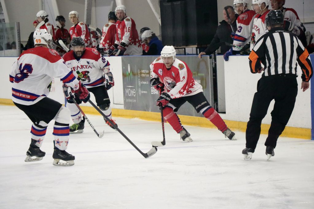 Известные спортсмены, музыканты, актёры театра и кино из ХК «Спарта» вышли на лёд против сборной Федерации хоккея области «Владимирские парни». Трибуны были забиты под завязку! Об этом запоминающемся соревновании нам рассказала вокалистка и участница проекта «Спарта» Юлия Кочеткова.