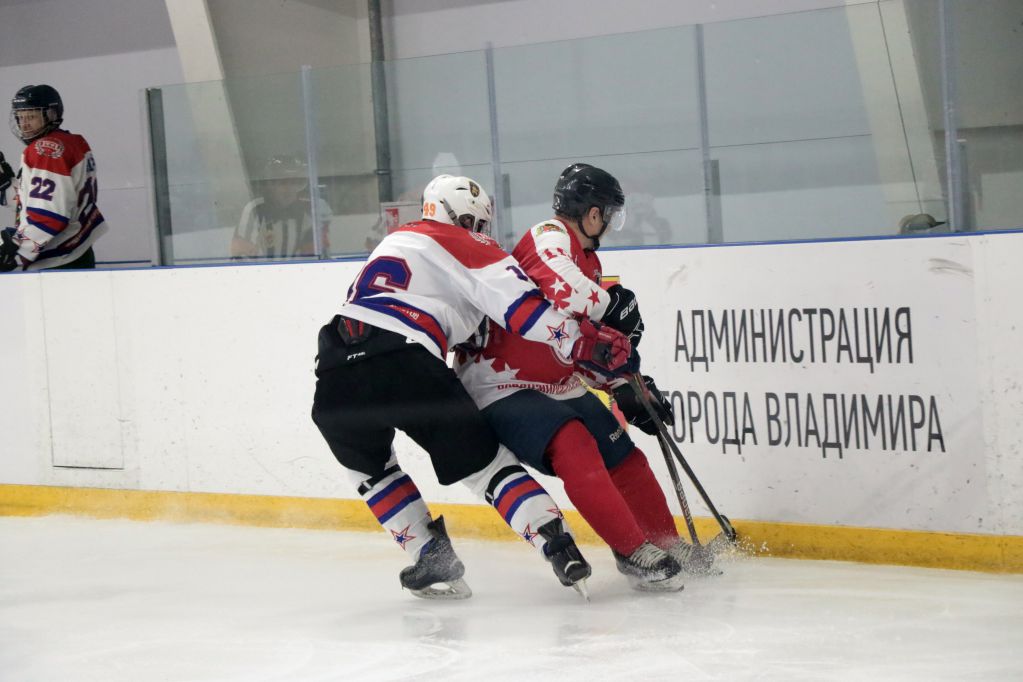 Известные спортсмены, музыканты, актёры театра и кино из ХК «Спарта» вышли на лёд против сборной Федерации хоккея области «Владимирские парни». Трибуны были забиты под завязку! Об этом запоминающемся соревновании нам рассказала вокалистка и участница проекта «Спарта» Юлия Кочеткова.