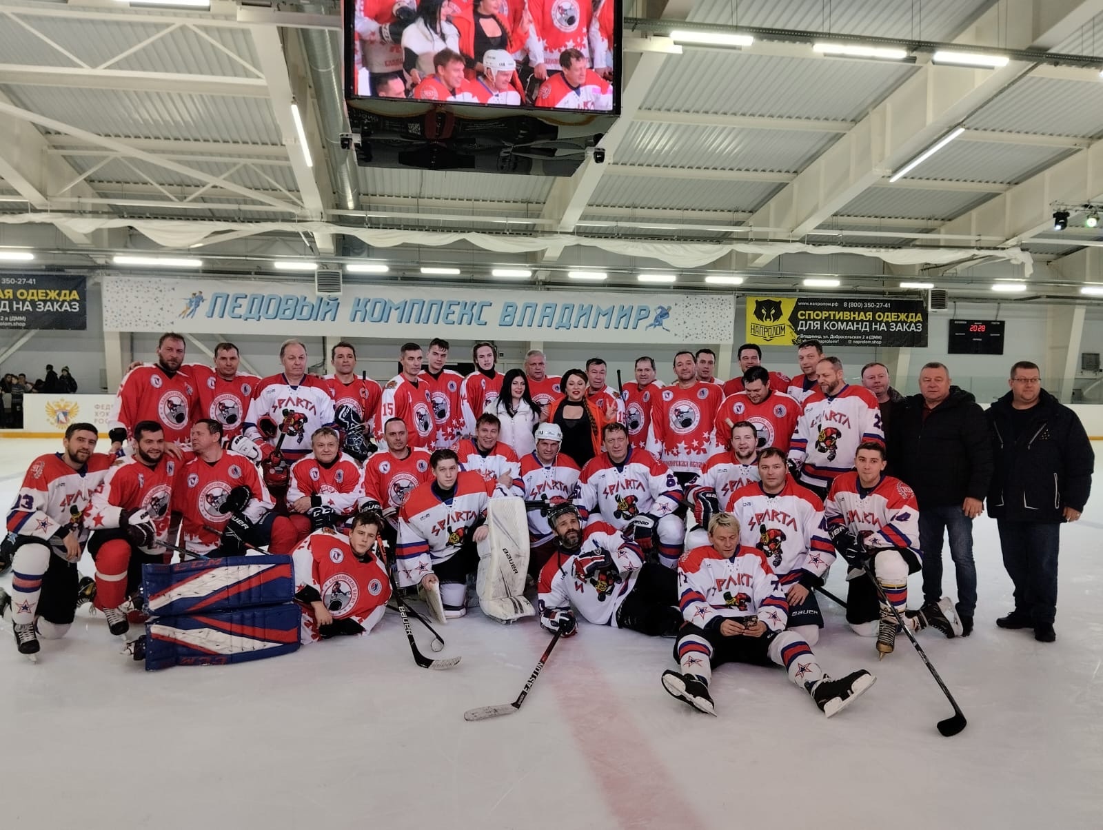 Известные спортсмены, музыканты, актёры театра и кино из ХК «Спарта» вышли на лёд против сборной Федерации хоккея области «Владимирские парни». Трибуны были забиты под завязку! Об этом запоминающемся соревновании нам рассказала вокалистка и участница проекта «Спарта» Юлия Кочеткова.