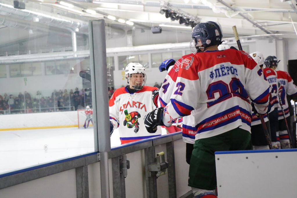 Известные спортсмены, музыканты, актёры театра и кино из ХК «Спарта» вышли на лёд против сборной Федерации хоккея области «Владимирские парни». Трибуны были забиты под завязку! Об этом запоминающемся соревновании нам рассказала вокалистка и участница проекта «Спарта» Юлия Кочеткова.