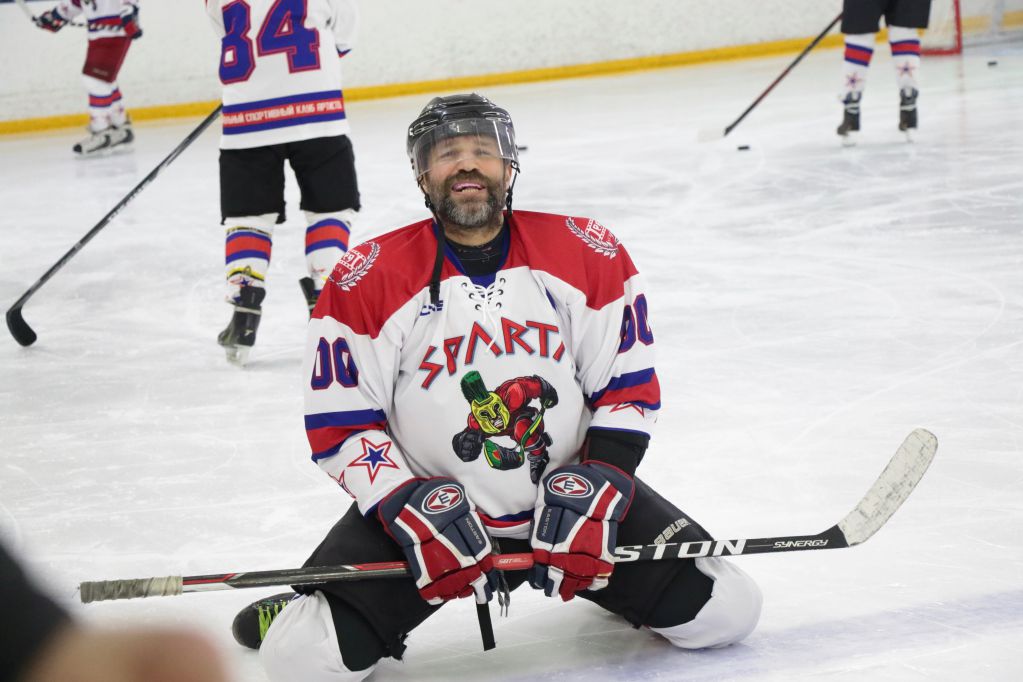 Известные спортсмены, музыканты, актёры театра и кино из ХК «Спарта» вышли на лёд против сборной Федерации хоккея области «Владимирские парни». Трибуны были забиты под завязку! Об этом запоминающемся соревновании нам рассказала вокалистка и участница проекта «Спарта» Юлия Кочеткова.