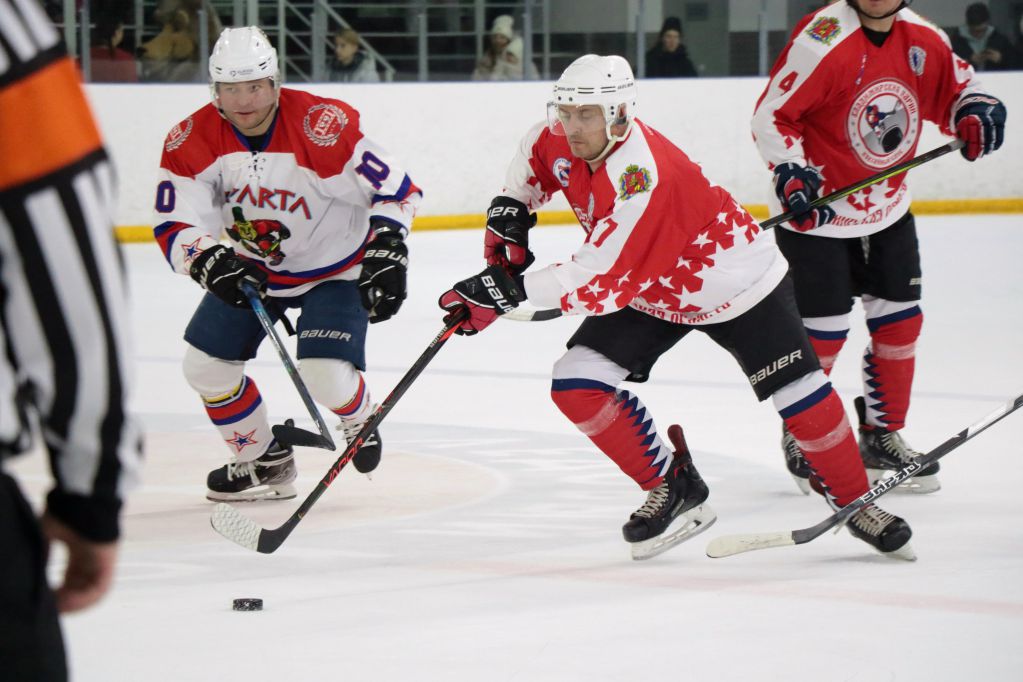 Известные спортсмены, музыканты, актёры театра и кино из ХК «Спарта» вышли на лёд против сборной Федерации хоккея области «Владимирские парни». Трибуны были забиты под завязку! Об этом запоминающемся соревновании нам рассказала вокалистка и участница проекта «Спарта» Юлия Кочеткова.