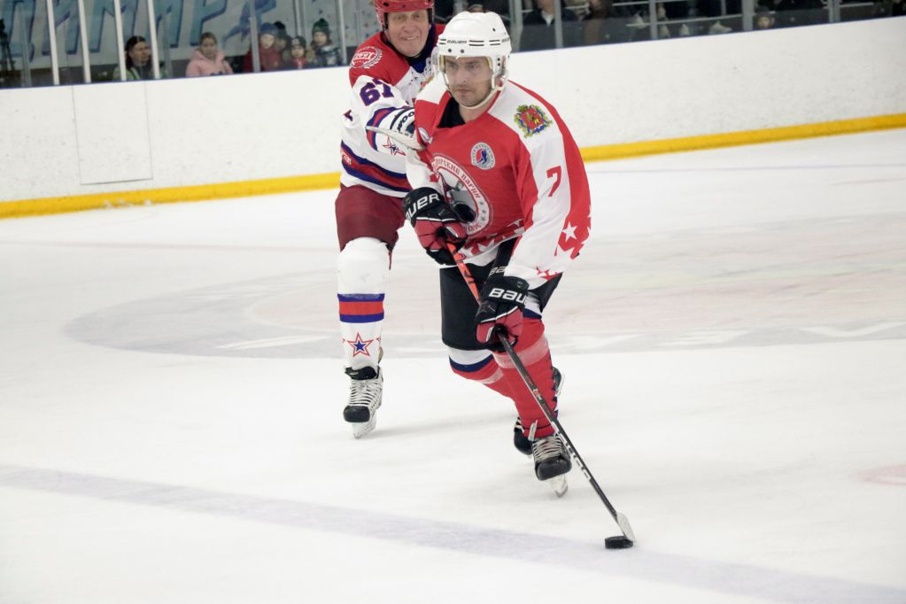 Известные спортсмены, музыканты, актёры театра и кино из ХК «Спарта» вышли на лёд против сборной Федерации хоккея области «Владимирские парни». Трибуны были забиты под завязку! Об этом запоминающемся соревновании нам рассказала вокалистка и участница проекта «Спарта» Юлия Кочеткова.