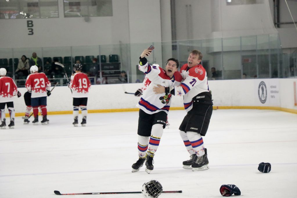 Известные спортсмены, музыканты, актёры театра и кино из ХК «Спарта» вышли на лёд против сборной Федерации хоккея области «Владимирские парни». Трибуны были забиты под завязку! Об этом запоминающемся соревновании нам рассказала вокалистка и участница проекта «Спарта» Юлия Кочеткова.