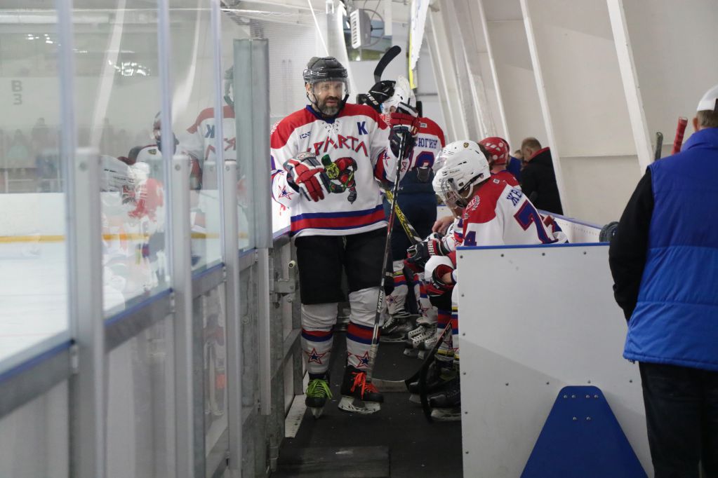 Известные спортсмены, музыканты, актёры театра и кино из ХК «Спарта» вышли на лёд против сборной Федерации хоккея области «Владимирские парни». Трибуны были забиты под завязку! Об этом запоминающемся соревновании нам рассказала вокалистка и участница проекта «Спарта» Юлия Кочеткова.