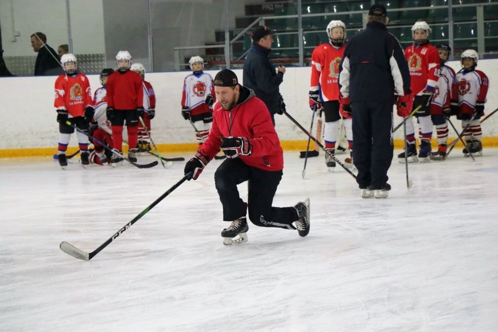 Известные спортсмены, музыканты, актёры театра и кино из ХК «Спарта» вышли на лёд против сборной Федерации хоккея области «Владимирские парни». Трибуны были забиты под завязку! Об этом запоминающемся соревновании нам рассказала вокалистка и участница проекта «Спарта» Юлия Кочеткова.