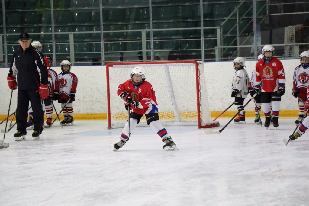 Известные спортсмены, музыканты, актёры театра и кино из ХК «Спарта» вышли на лёд против сборной Федерации хоккея области «Владимирские парни». Трибуны были забиты под завязку! Об этом запоминающемся соревновании нам рассказала вокалистка и участница проекта «Спарта» Юлия Кочеткова.