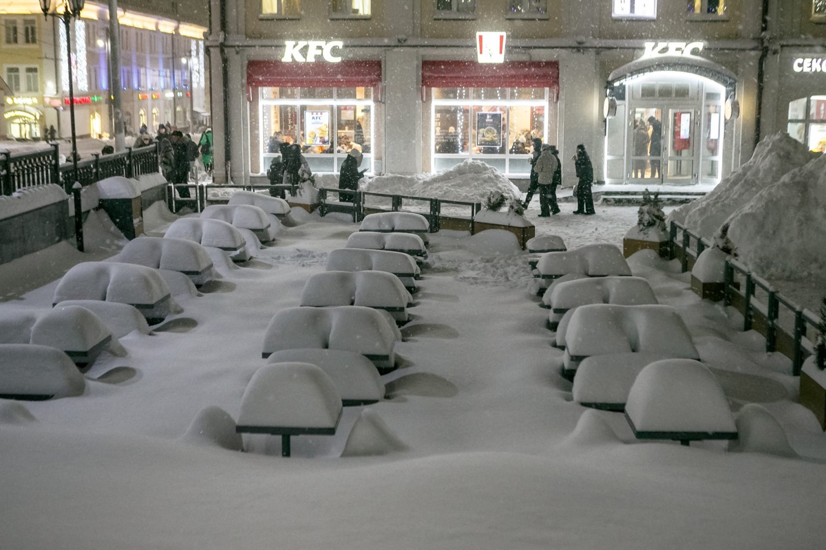 На 33-й регион обрушился рекордный снегопад. Уже к вечеру высота сугробов может достичь 40 сантиметров. И этот показатель обычно характерен для последнего месяца зимы. Чтобы выехать со двора, тысячи человек по всей области взялись за лопаты.