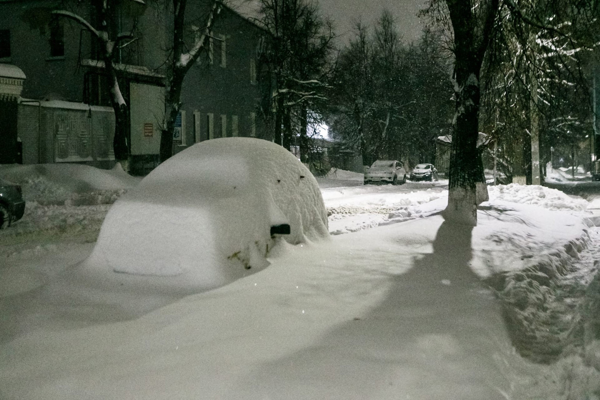 На 33-й регион обрушился рекордный снегопад. Уже к вечеру высота сугробов может достичь 40 сантиметров. И этот показатель обычно характерен для последнего месяца зимы. Чтобы выехать со двора, тысячи человек по всей области взялись за лопаты.