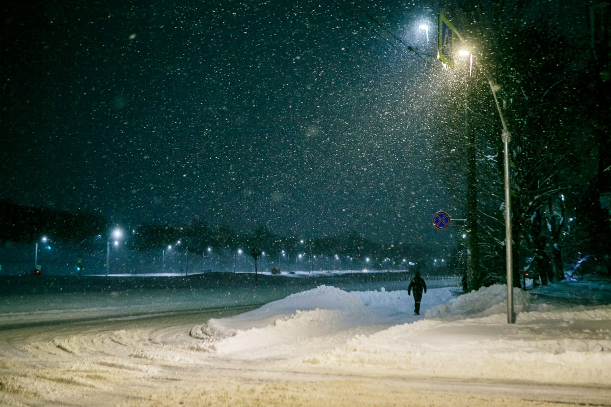 На 33-й регион обрушился рекордный снегопад. Уже к вечеру высота сугробов может достичь 40 сантиметров. И этот показатель обычно характерен для последнего месяца зимы. Чтобы выехать со двора, тысячи человек по всей области взялись за лопаты.