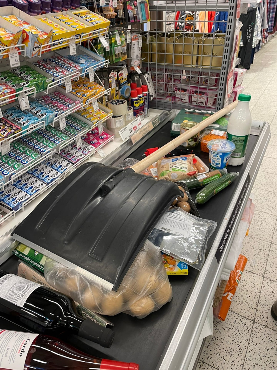 На 33-й регион обрушился рекордный снегопад. Уже к вечеру высота сугробов может достичь 40 сантиметров. И этот показатель обычно характерен для последнего месяца зимы. Чтобы выехать со двора, тысячи человек по всей области взялись за лопаты.