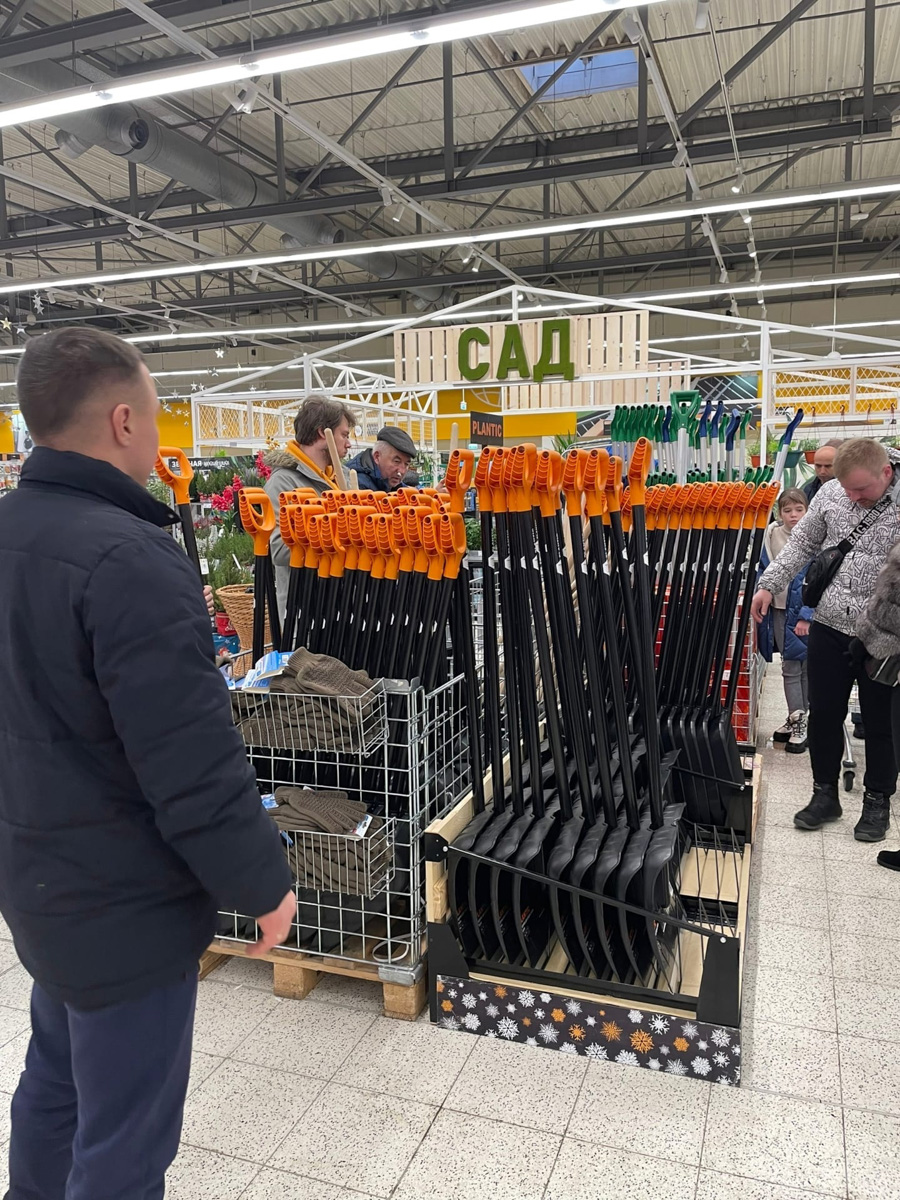 На 33-й регион обрушился рекордный снегопад. Уже к вечеру высота сугробов может достичь 40 сантиметров. И этот показатель обычно характерен для последнего месяца зимы. Чтобы выехать со двора, тысячи человек по всей области взялись за лопаты.