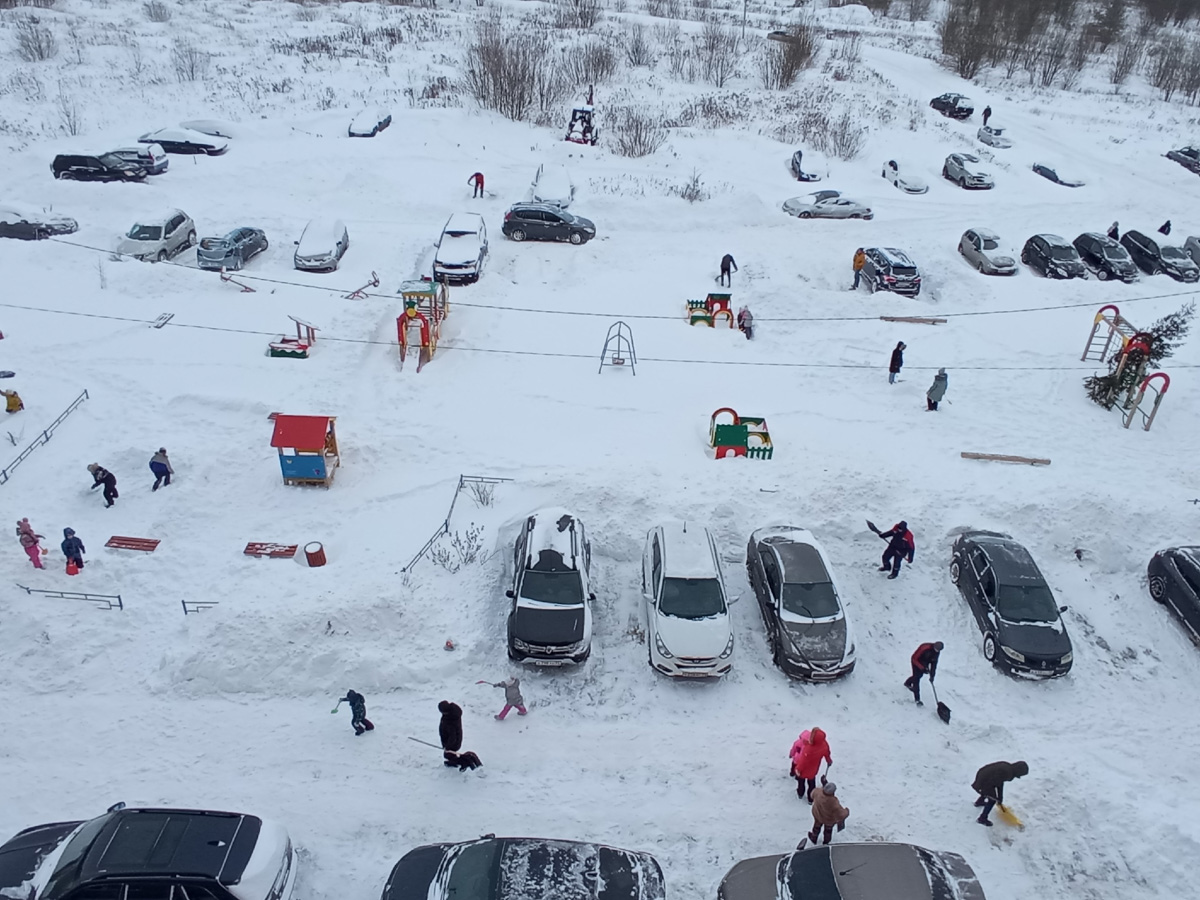 На 33-й регион обрушился рекордный снегопад. Уже к вечеру высота сугробов может достичь 40 сантиметров. И этот показатель обычно характерен для последнего месяца зимы. Чтобы выехать со двора, тысячи человек по всей области взялись за лопаты.