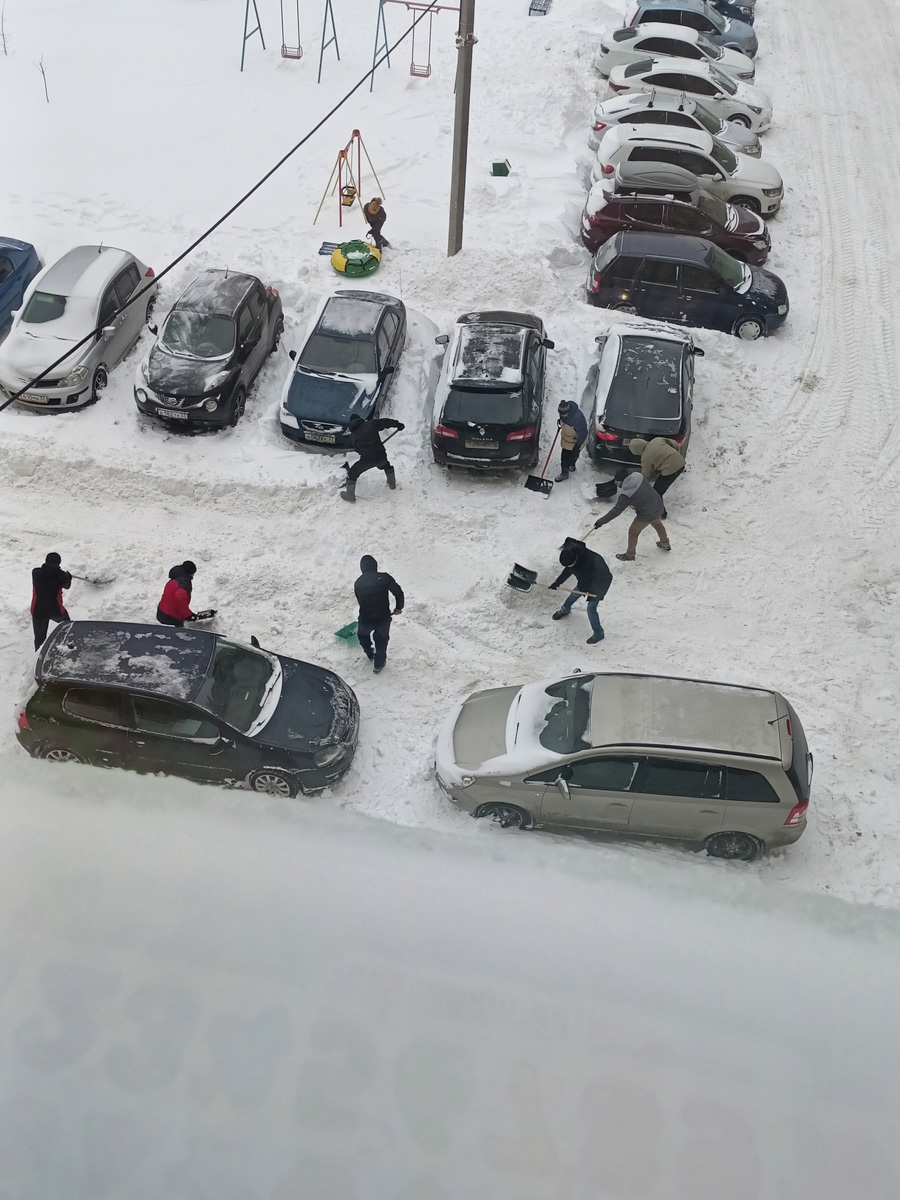 На 33-й регион обрушился рекордный снегопад. Уже к вечеру высота сугробов может достичь 40 сантиметров. И этот показатель обычно характерен для последнего месяца зимы. Чтобы выехать со двора, тысячи человек по всей области взялись за лопаты.