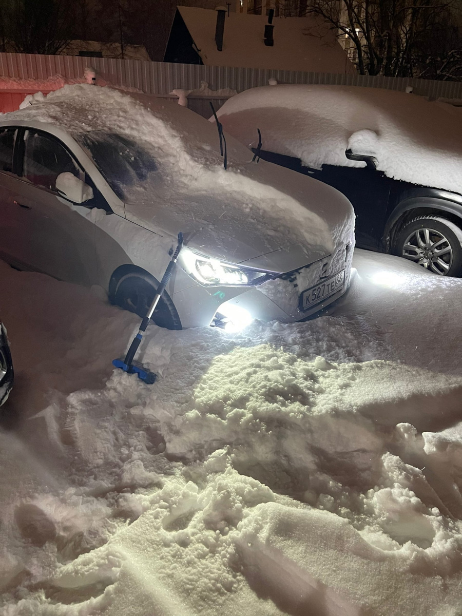 На 33-й регион обрушился рекордный снегопад. Уже к вечеру высота сугробов может достичь 40 сантиметров. И этот показатель обычно характерен для последнего месяца зимы. Чтобы выехать со двора, тысячи человек по всей области взялись за лопаты.