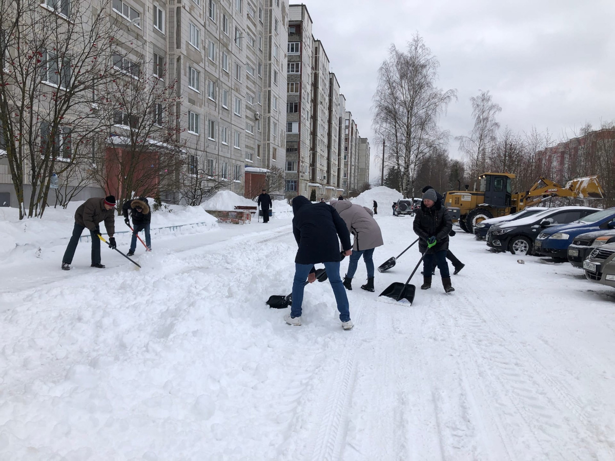 На 33-й регион обрушился рекордный снегопад. Уже к вечеру высота сугробов может достичь 40 сантиметров. И этот показатель обычно характерен для последнего месяца зимы. Чтобы выехать со двора, тысячи человек по всей области взялись за лопаты.