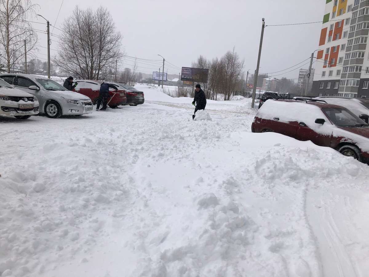 На 33-й регион обрушился рекордный снегопад. Уже к вечеру высота сугробов может достичь 40 сантиметров. И этот показатель обычно характерен для последнего месяца зимы. Чтобы выехать со двора, тысячи человек по всей области взялись за лопаты.