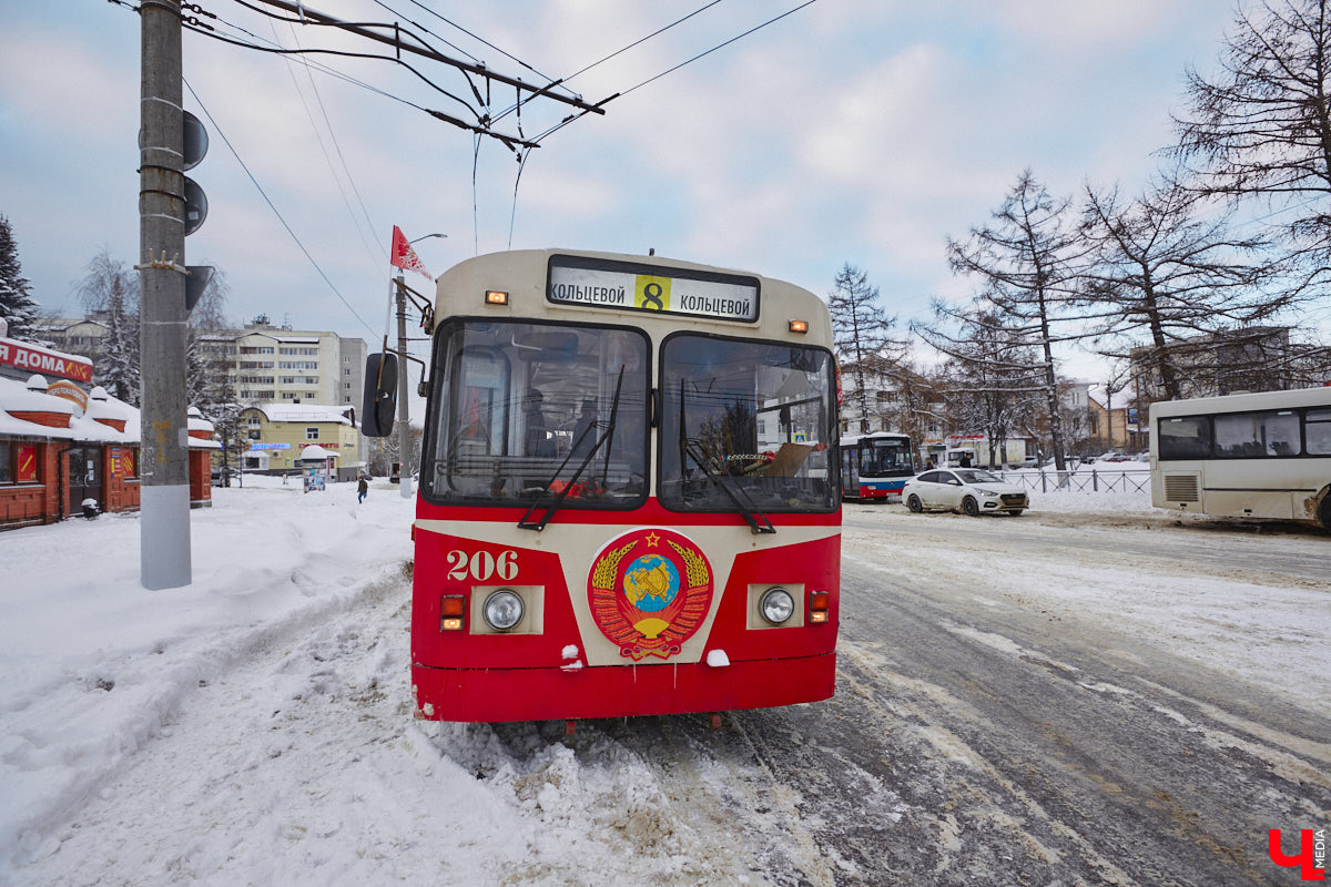 Владимирцы смогли прокатиться в троллейбусе всего за четыре копейки. В городе прошла акция, посвященная столетию образования СССР. По этому поводу на линию вышел необычный ретротранспорт без кондуктора.