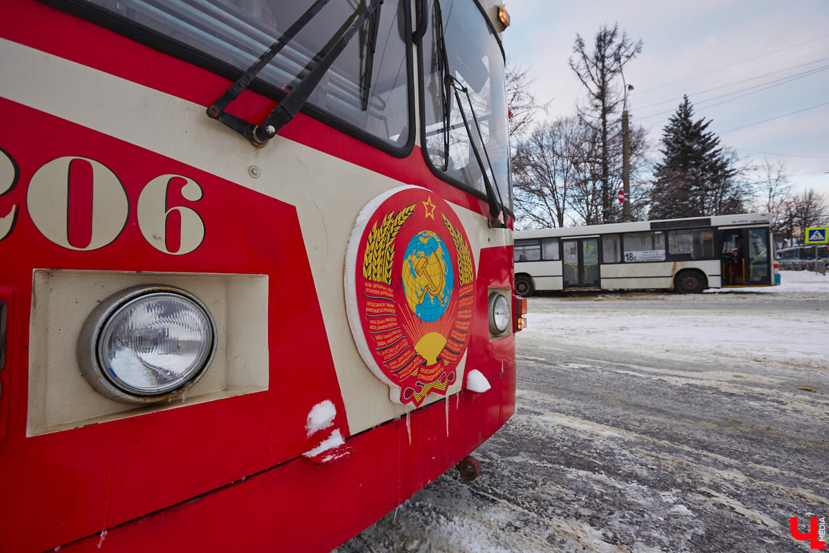 Владимирцы смогли прокатиться в троллейбусе всего за четыре копейки. В городе прошла акция, посвященная столетию образования СССР. По этому поводу на линию вышел необычный ретротранспорт без кондуктора.