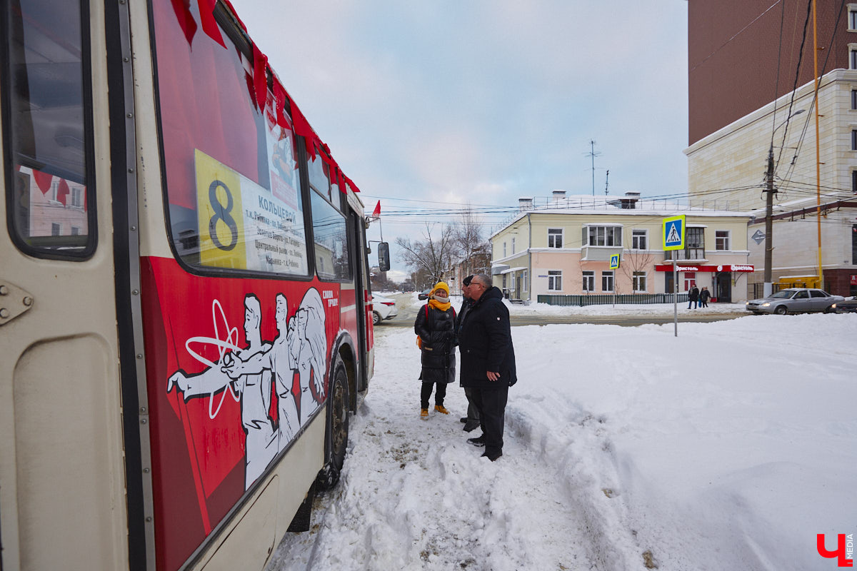 Владимирцы смогли прокатиться в троллейбусе всего за четыре копейки. В городе прошла акция, посвященная столетию образования СССР. По этому поводу на линию вышел необычный ретротранспорт без кондуктора.